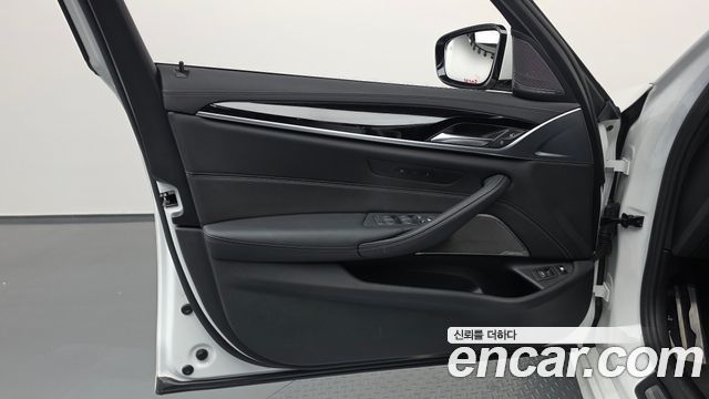 BMW 5-Series 2022 — photo 14