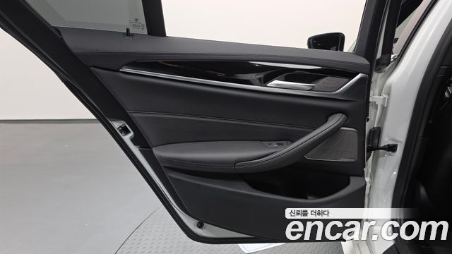 BMW 5-Series 2022 — photo 15