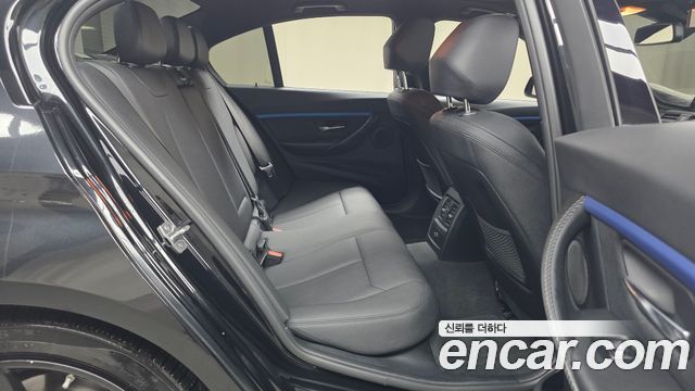 BMW 3-Series 2018 — photo 17