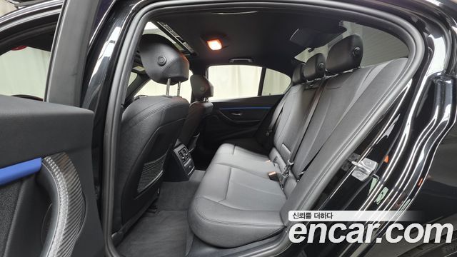 BMW 3-Series 2018 — photo 18