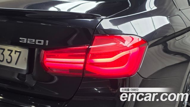 BMW 3-Series 2018 — photo 9