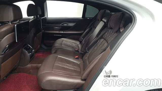 BMW 7-Series 2018 — photo 11