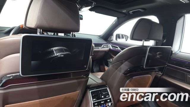 BMW 7-Series 2018 — photo 18