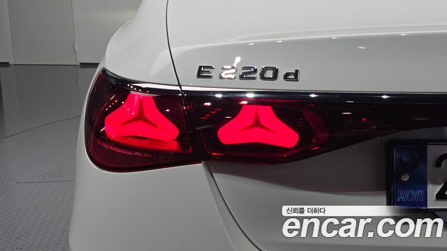 Mercedes-Benz E-Class 2024 — photo 9