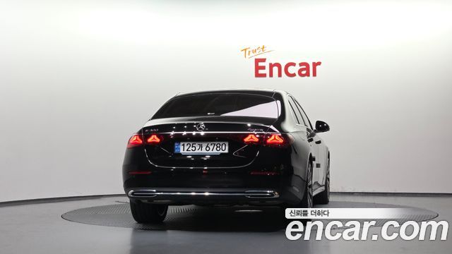 Mercedes-Benz E-Class 2025 — photo 4