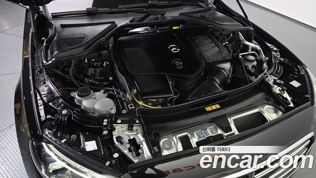 Mercedes-Benz E-Class 2025 — photo 6