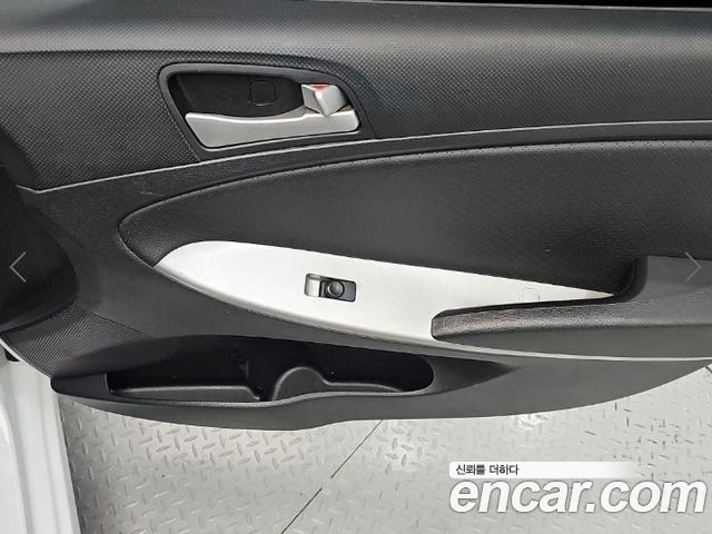 Hyundai Accent 2012 — photo 17