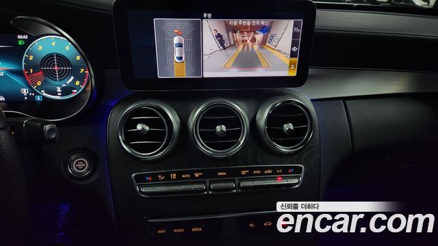 Mercedes-Benz C-Class 2023 — photo 8