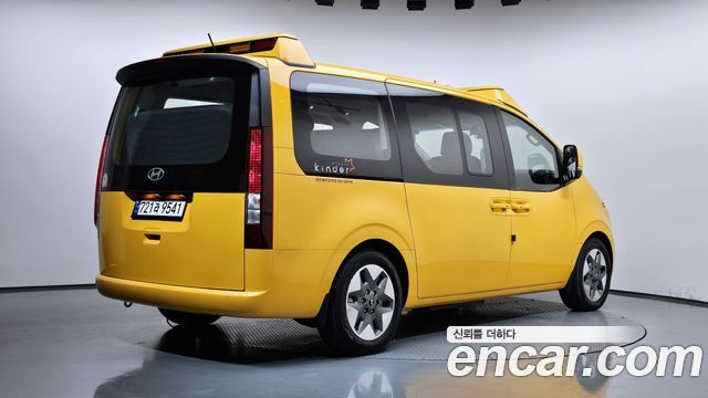 Hyundai Staria 2025 — photo 2