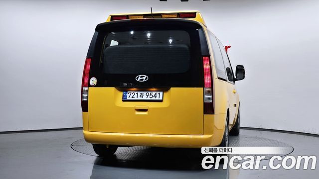 Hyundai Staria 2025 — photo 4