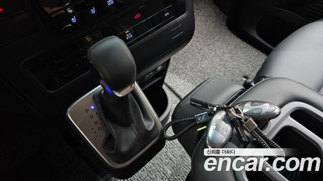 Hyundai Staria 2025 — photo 9