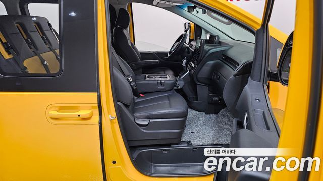 Hyundai Staria 2025 — photo 11