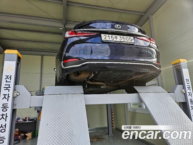 Lexus ES 2023 — photo 2