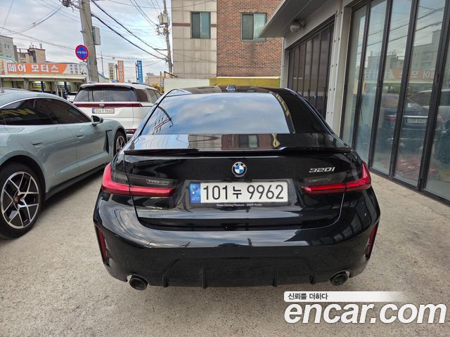 BMW 3-Series 2023 — photo 4