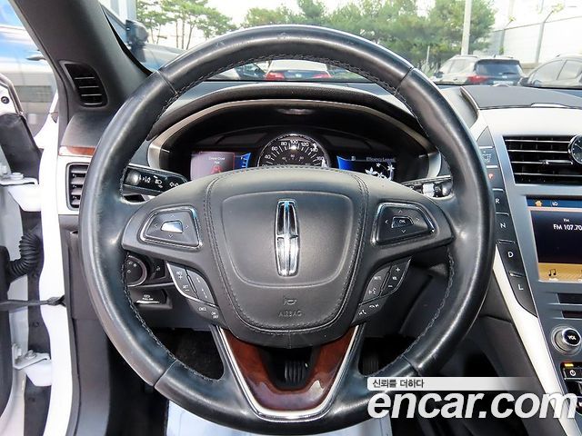 Lincoln MKZ 2019 — photo 8