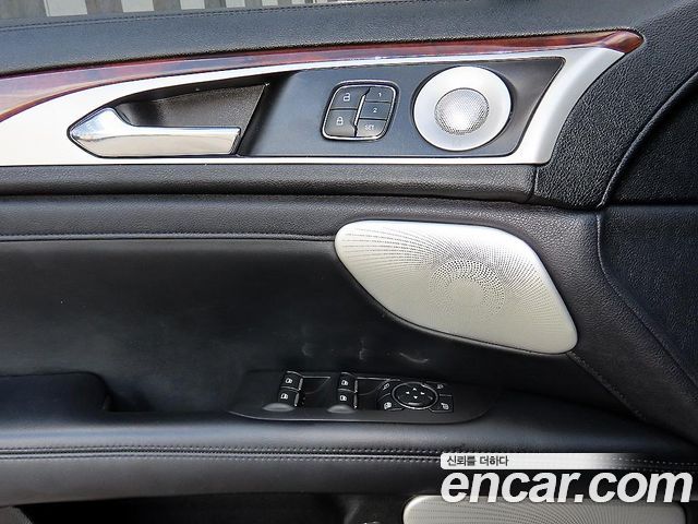 Lincoln MKZ 2019 — photo 11