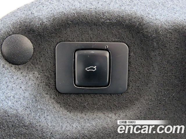 Lincoln MKZ 2019 — photo 17