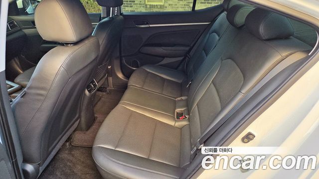 Hyundai AVANTE 2017 — photo 9