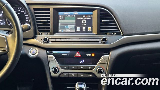 Hyundai AVANTE 2017 — photo 13