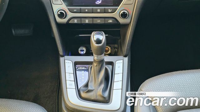Hyundai AVANTE 2017 — photo 14