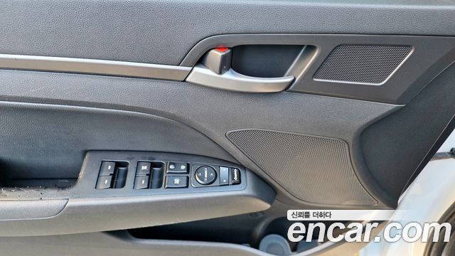 Hyundai AVANTE 2017 — photo 15