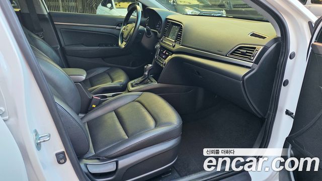 Hyundai AVANTE 2017 — photo 18
