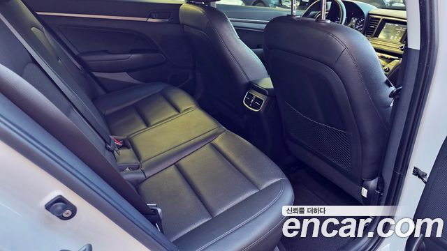 Hyundai AVANTE 2017 — photo 19