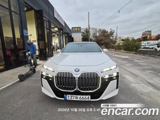 BMW 7-Series 2023 — photo 1