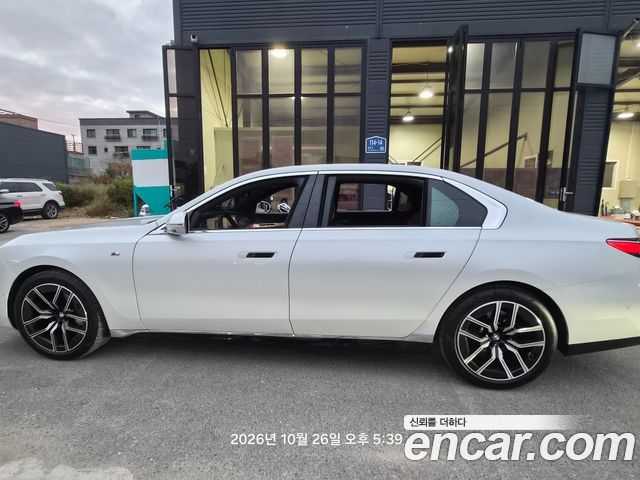 BMW 7-Series 2023 — photo 2