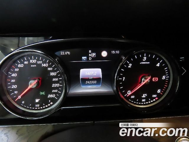 Mercedes-Benz E-Class 2017 — photo 9
