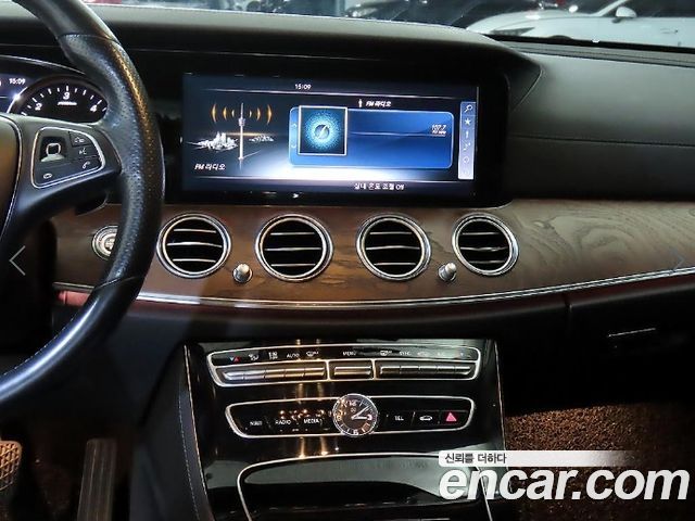 Mercedes-Benz E-Class 2017 — photo 11