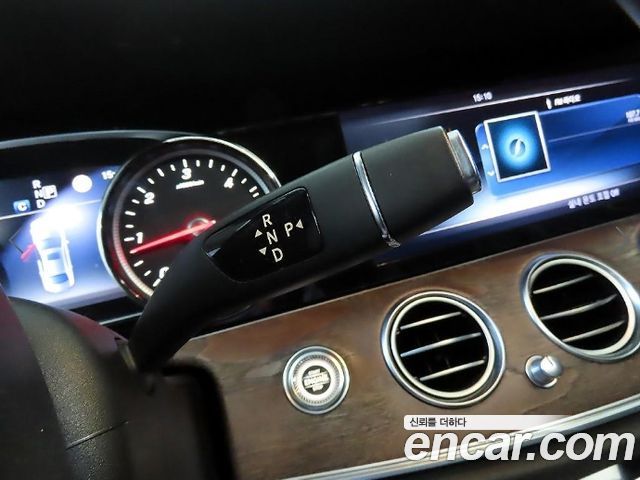 Mercedes-Benz E-Class 2017 — photo 12