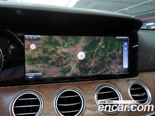 Mercedes-Benz E-Class 2017 — photo 13