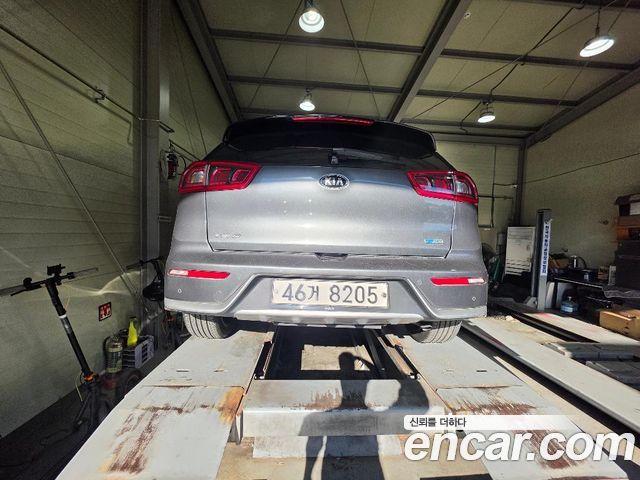 Kia Niro 2018 — photo 2