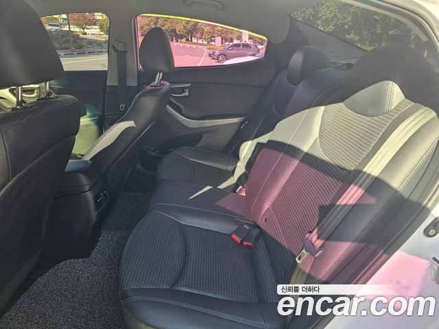 Hyundai AVANTE 2015 — photo 12