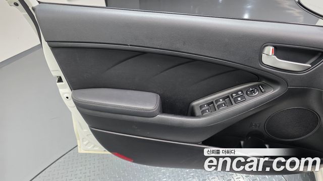 Kia K3 2015 — photo 14