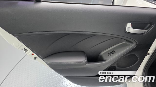 Kia K3 2015 — photo 15