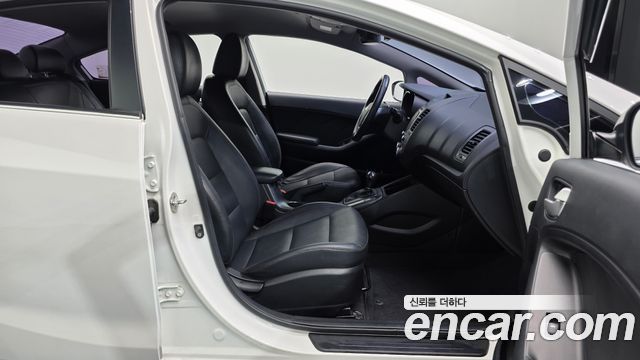 Kia K3 2015 — photo 16