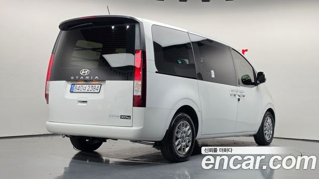 Hyundai Staria 2025 — photo 2