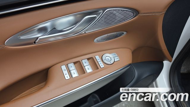 Genesis GV70 2021 — photo 29