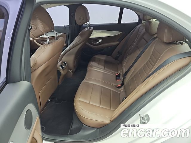 Mercedes-Benz E-Class 2018 — photo 12