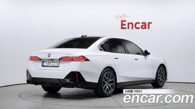 BMW 5-Series 2024 — photo 2