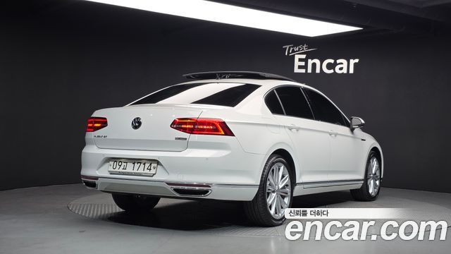 Volkswagen Passat 2018 — photo 2