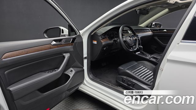 Volkswagen Passat 2018 — photo 10