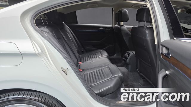 Volkswagen Passat 2018 — photo 12