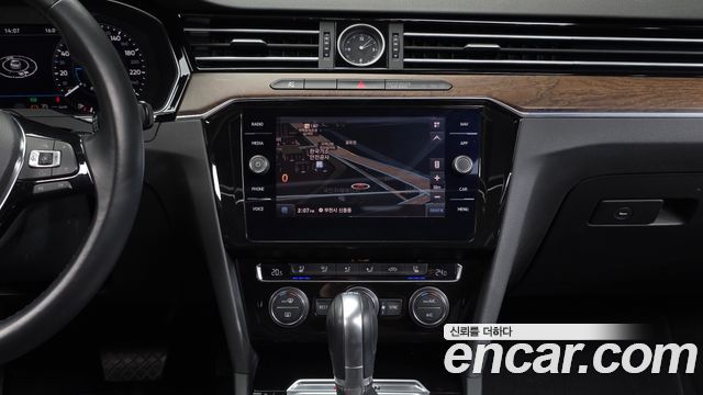 Volkswagen Passat 2018 — photo 14