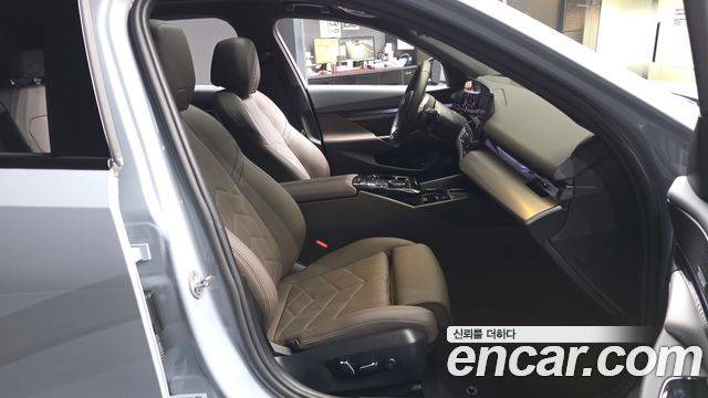 BMW 5-Series 2026 — photo 11