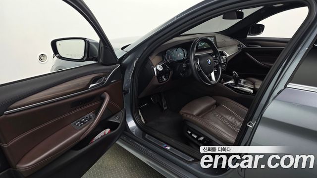 BMW 5-Series 2018 — photo 13