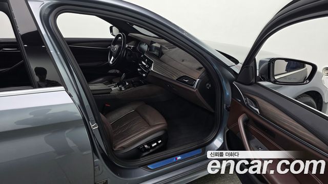 BMW 5-Series 2018 — photo 17