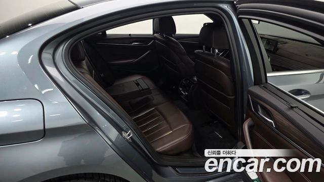 BMW 5-Series 2018 — photo 18